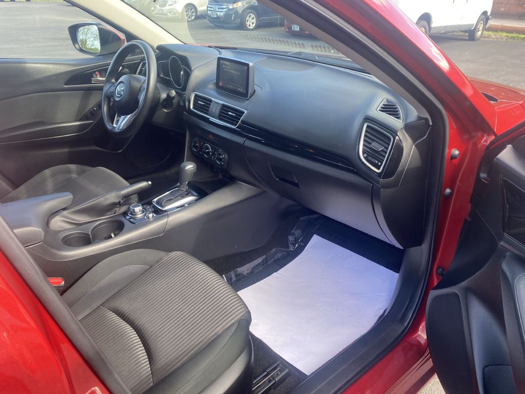 Photo 17 of this MAZDA 3