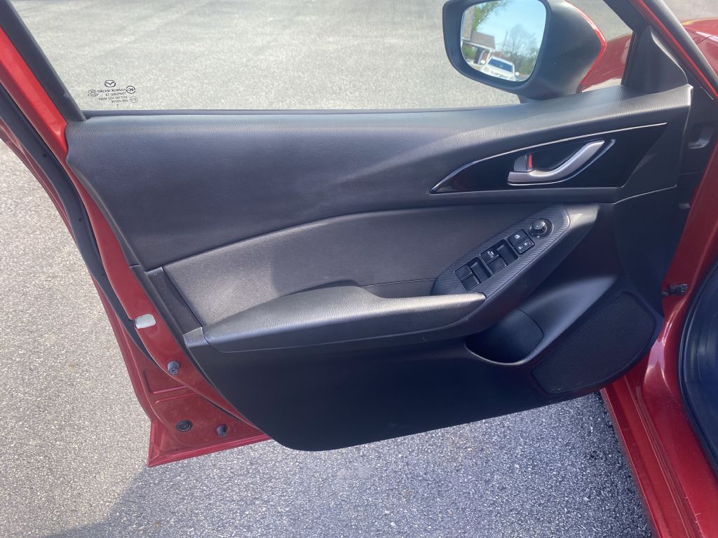 Photo 19 of this MAZDA 3
