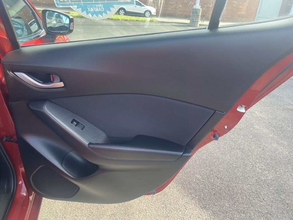 Photo 21 of this MAZDA 3