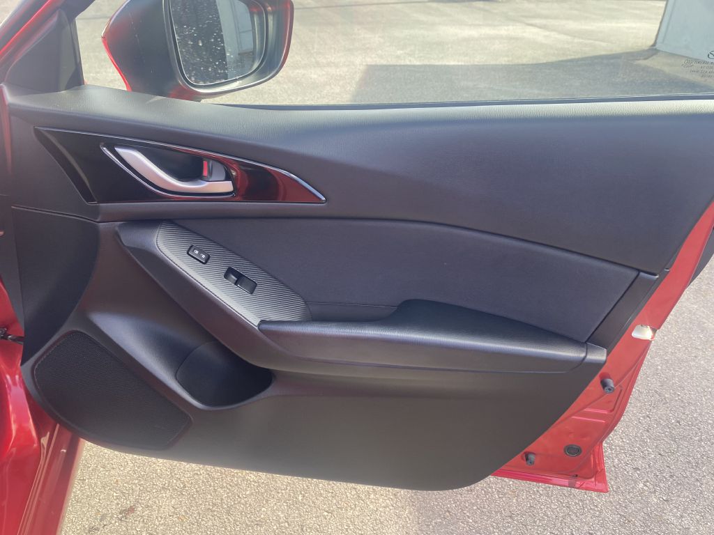 Photo 22 of this MAZDA 3