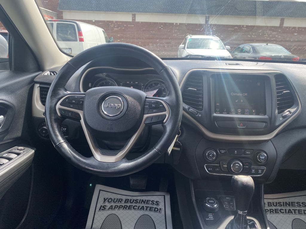 Photo 10 of this JEEP CHEROKEE