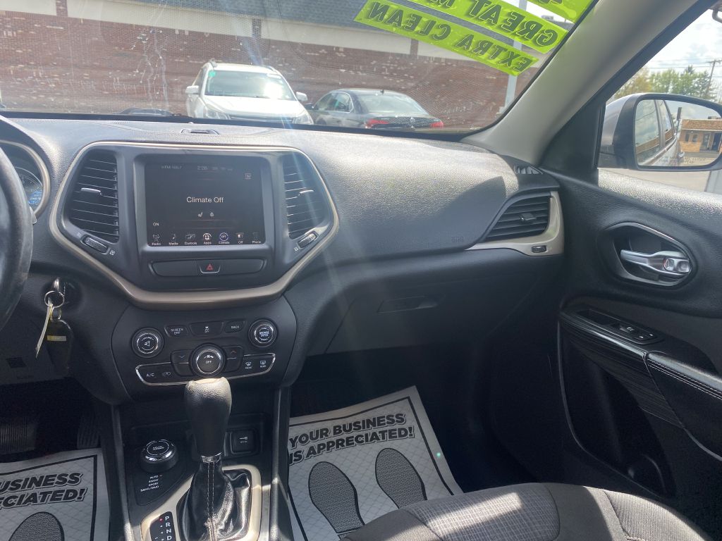 Photo 11 of this JEEP CHEROKEE