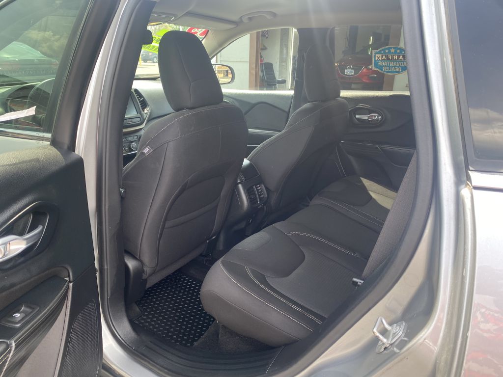 Photo 15 of this JEEP CHEROKEE