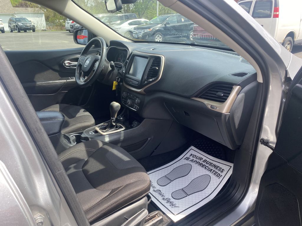 Photo 18 of this JEEP CHEROKEE