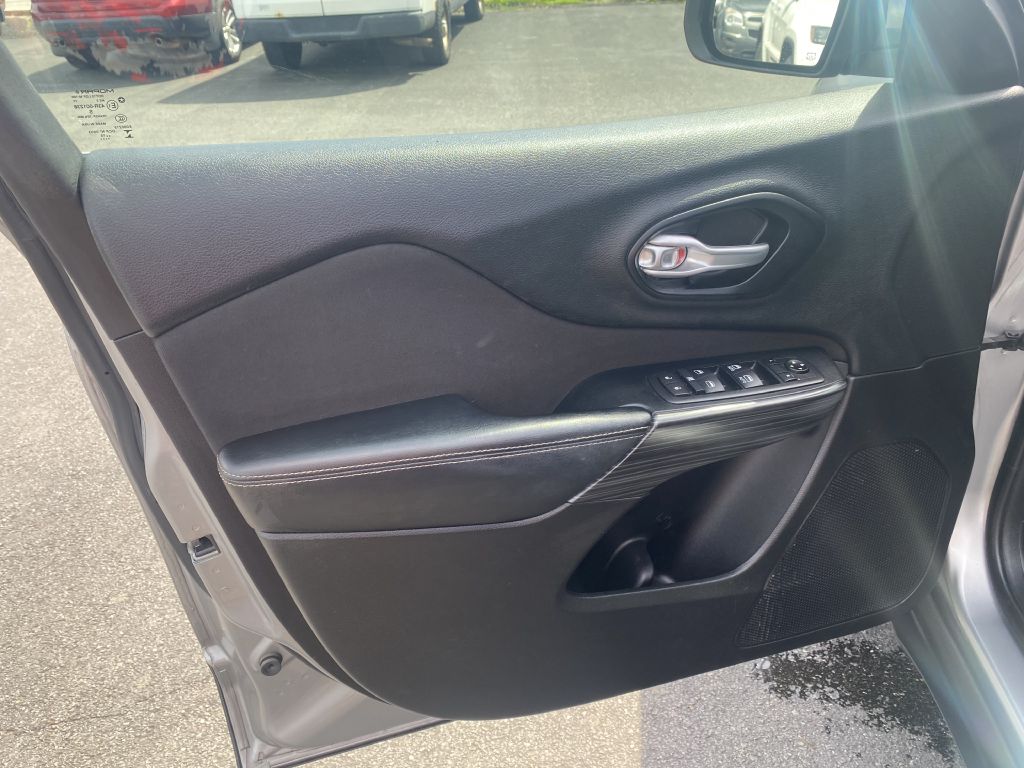 Photo 20 of this JEEP CHEROKEE