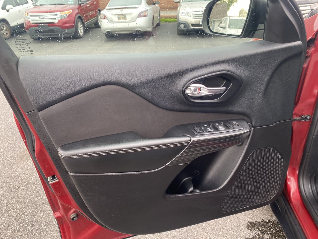 Photo 20 of this JEEP CHEROKEE