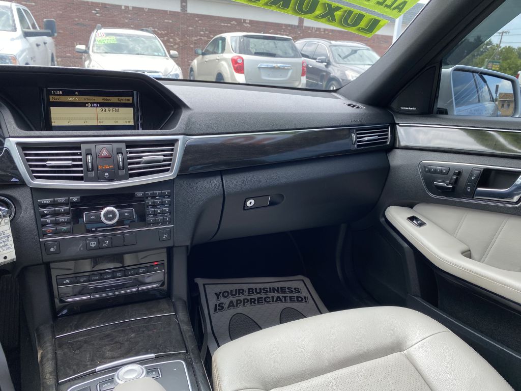 Photo 11 of this MERCEDES-BENZ E-CLASS