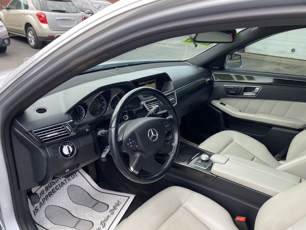 Photo 14 of this MERCEDES-BENZ E-CLASS