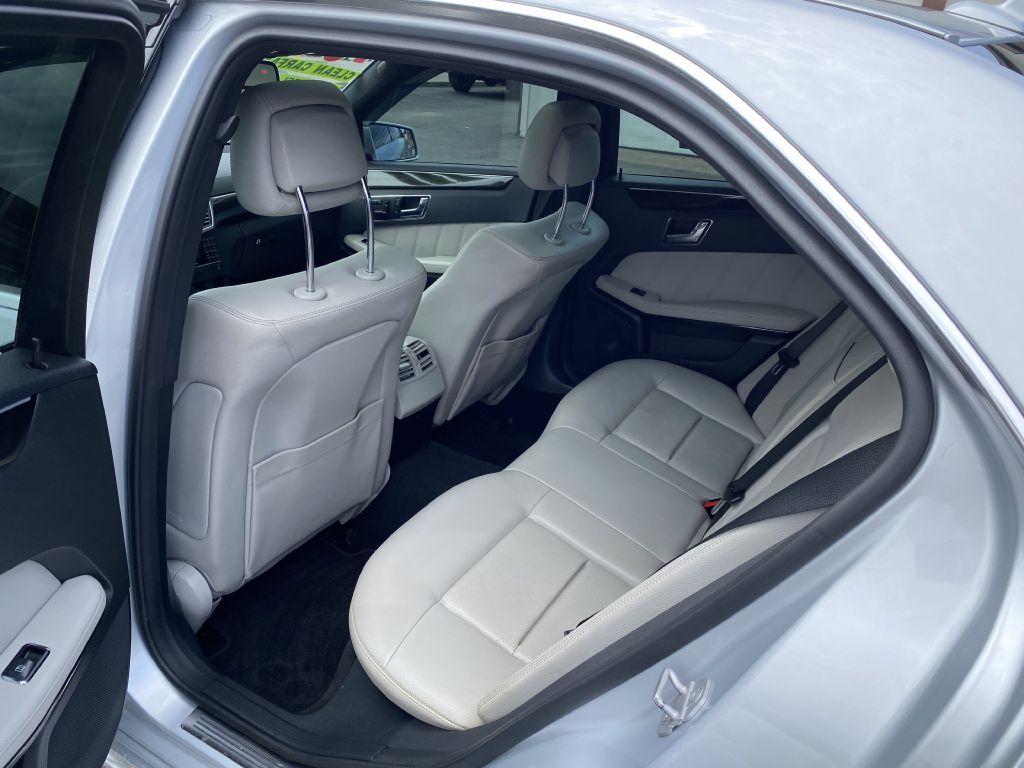 Photo 15 of this MERCEDES-BENZ E-CLASS