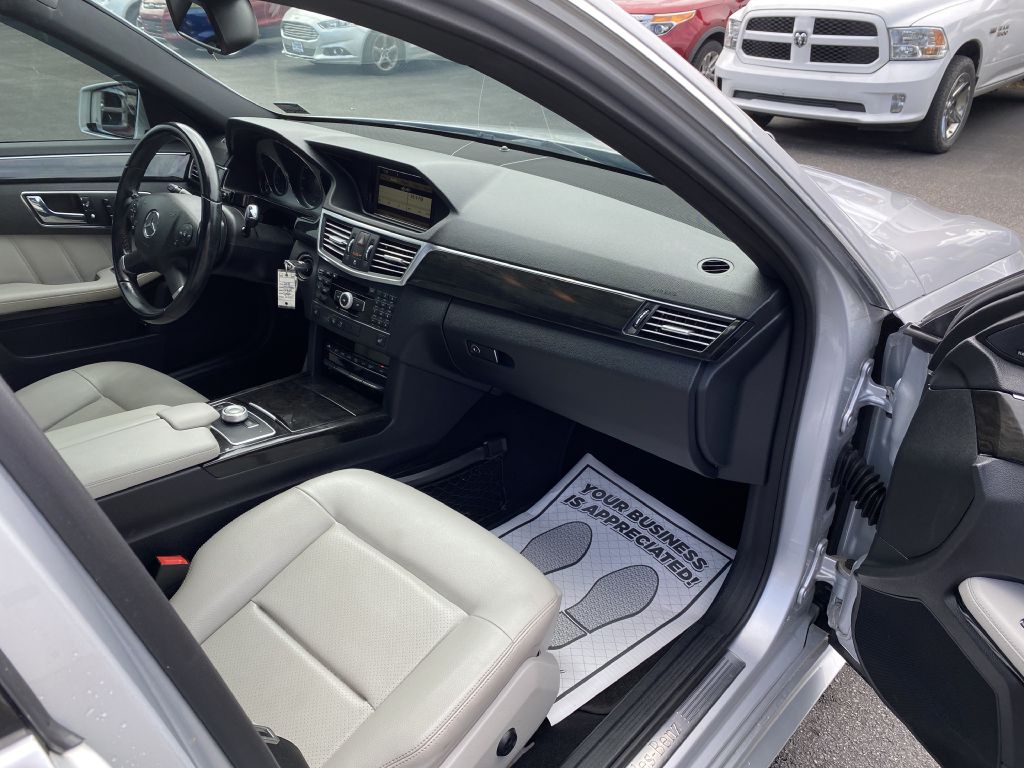 Photo 17 of this MERCEDES-BENZ E-CLASS
