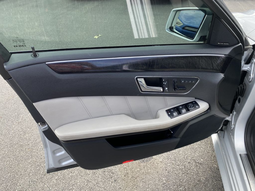 Photo 19 of this MERCEDES-BENZ E-CLASS