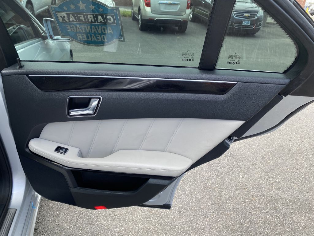 Photo 21 of this MERCEDES-BENZ E-CLASS