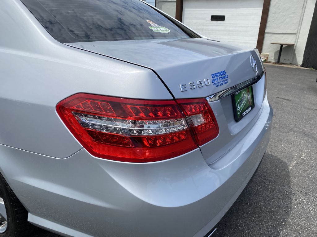 Photo 25 of this MERCEDES-BENZ E-CLASS