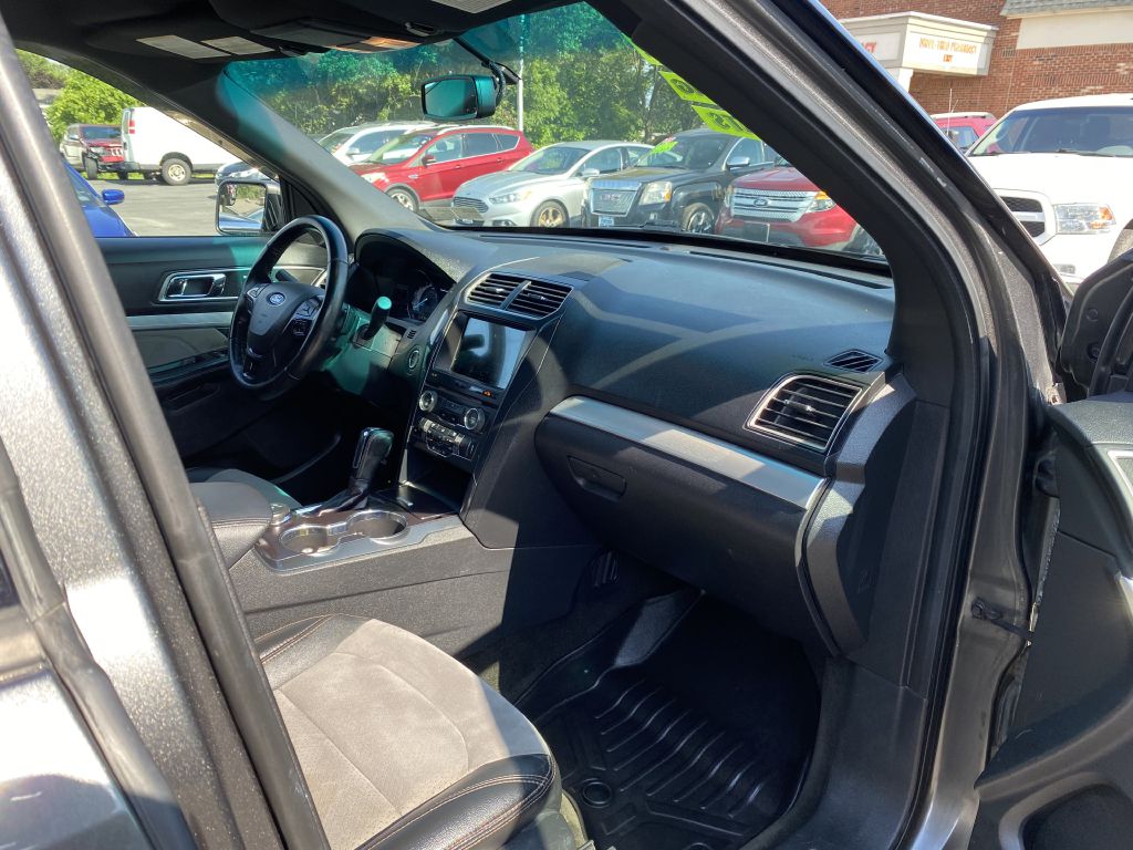 Photo 19 of this FORD EXPLORER