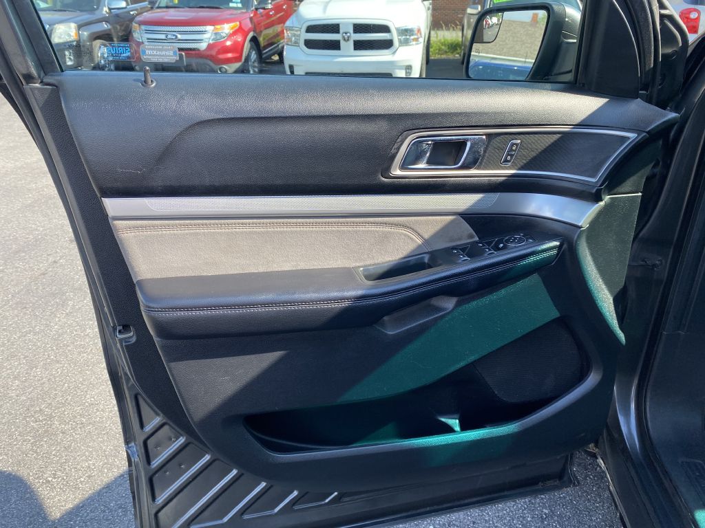 Photo 21 of this FORD EXPLORER
