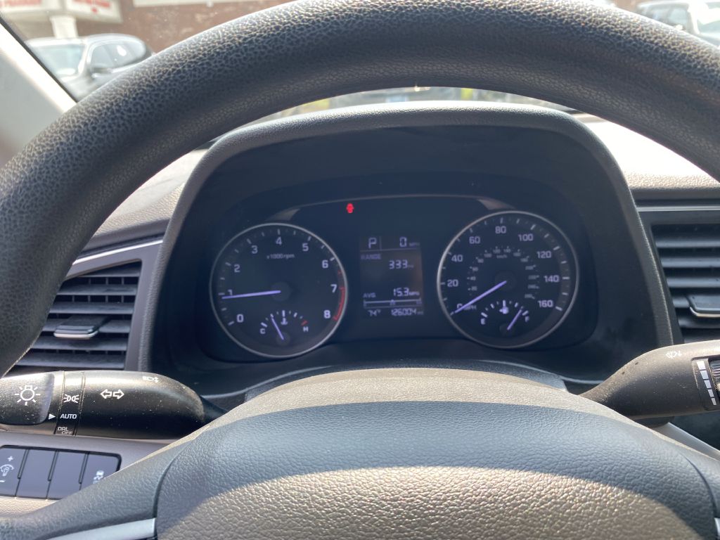 Photo 12 of this HYUNDAI ELANTRA