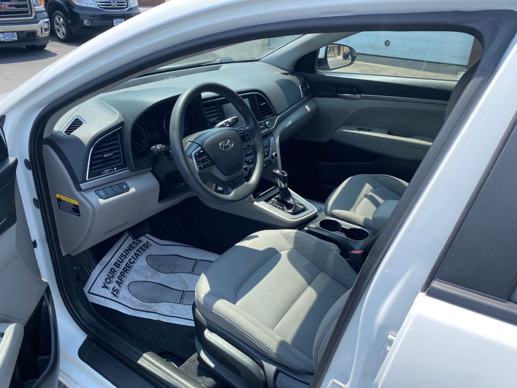Photo 14 of this HYUNDAI ELANTRA