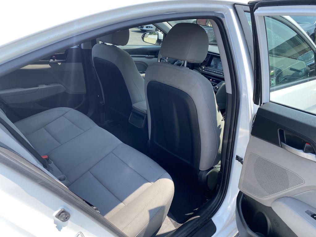 Photo 16 of this HYUNDAI ELANTRA