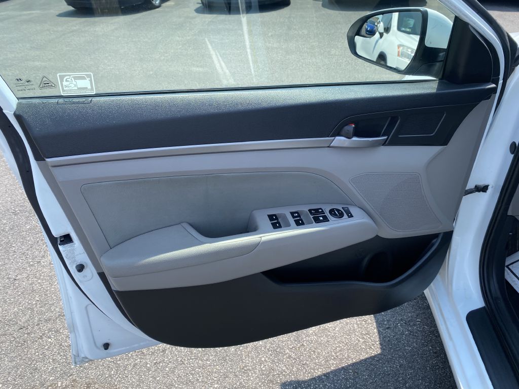 Photo 19 of this HYUNDAI ELANTRA