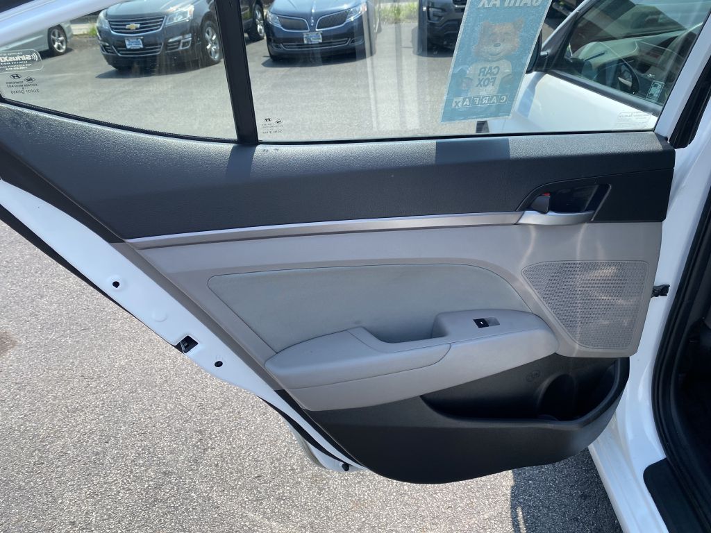 Photo 20 of this HYUNDAI ELANTRA