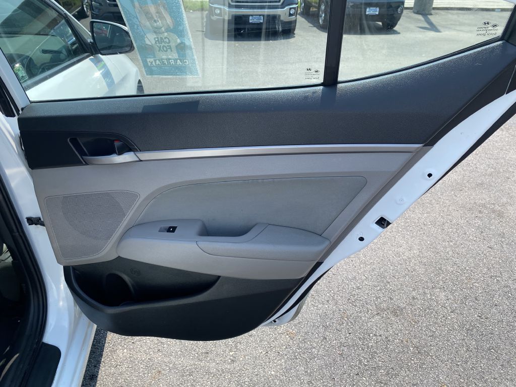 Photo 21 of this HYUNDAI ELANTRA