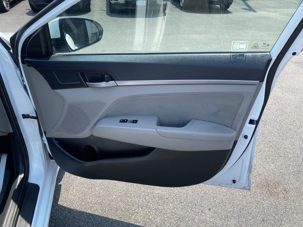 Photo 22 of this HYUNDAI ELANTRA