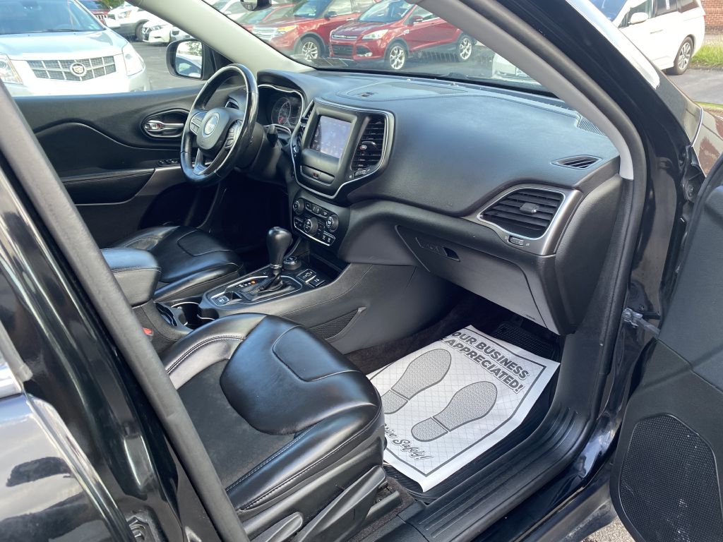Photo 18 of this JEEP CHEROKEE