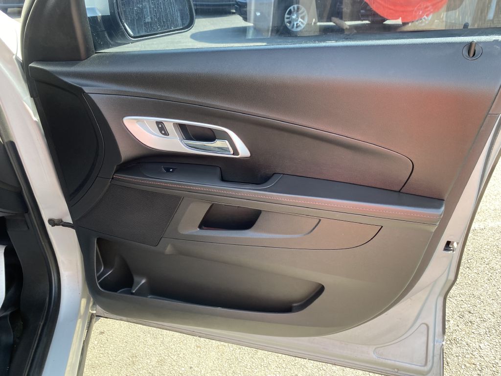 Photo 23 of this CHEVROLET EQUINOX