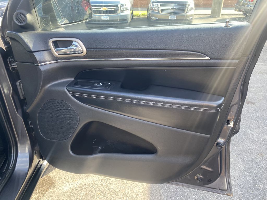Photo 24 of this JEEP GRAND CHEROKEE