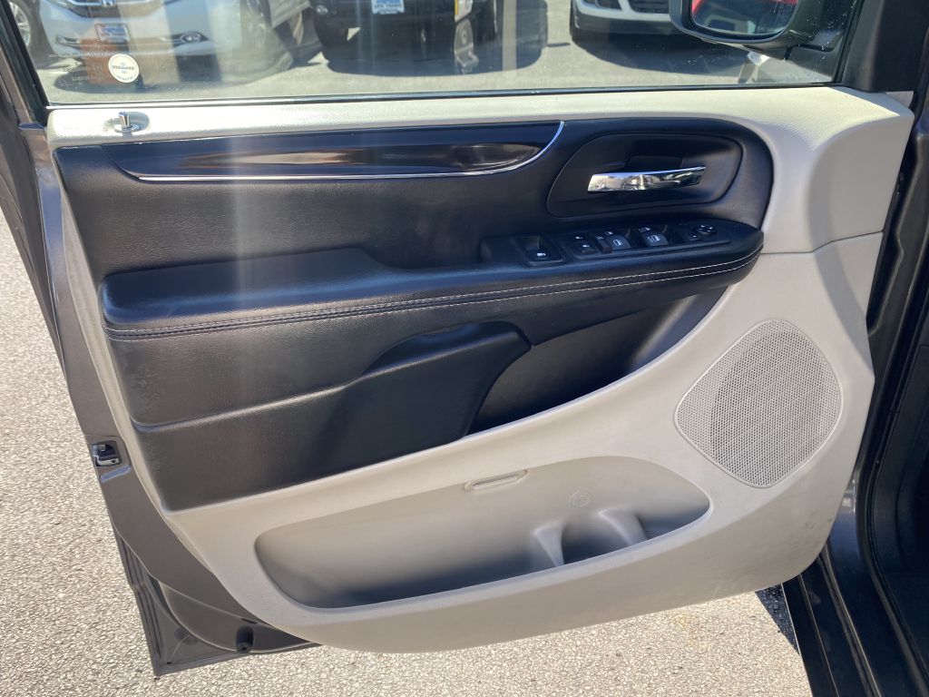Photo 21 of this DODGE GRAND CARAVAN