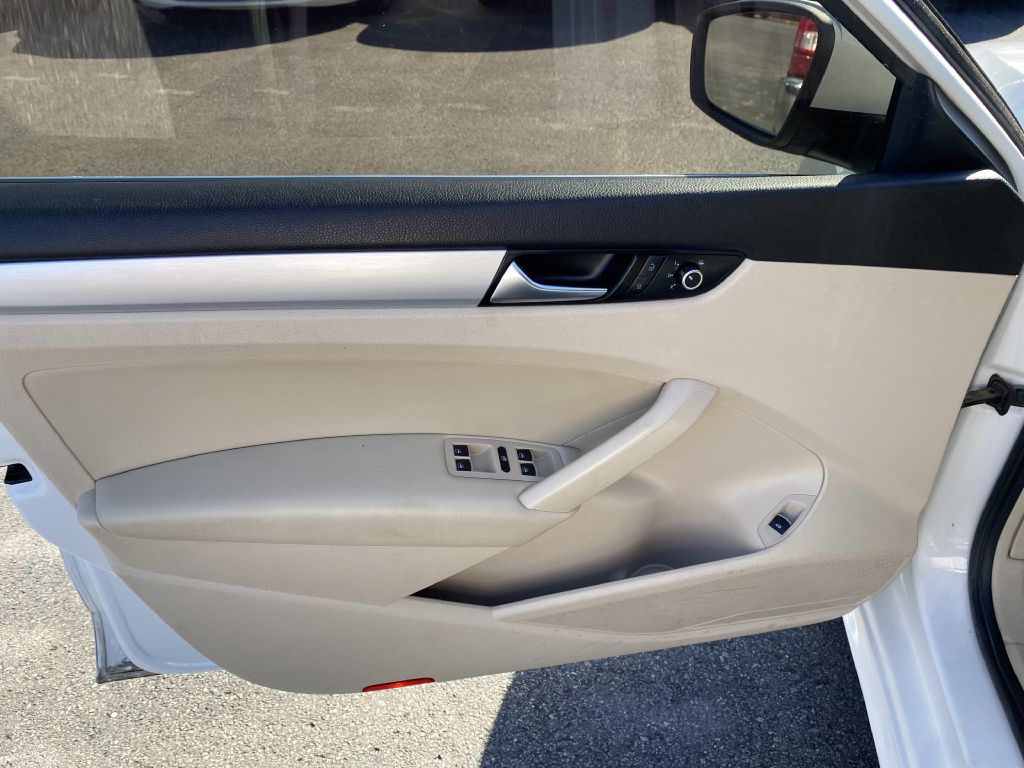 Photo 19 of this VOLKSWAGEN PASSAT