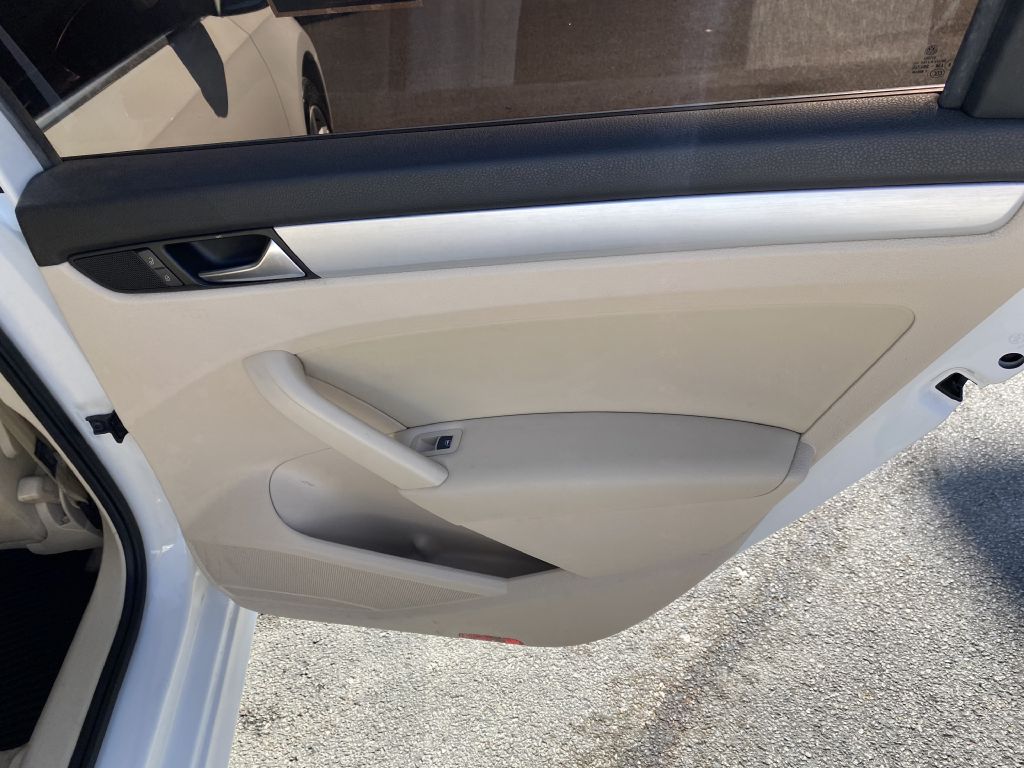 Photo 21 of this VOLKSWAGEN PASSAT
