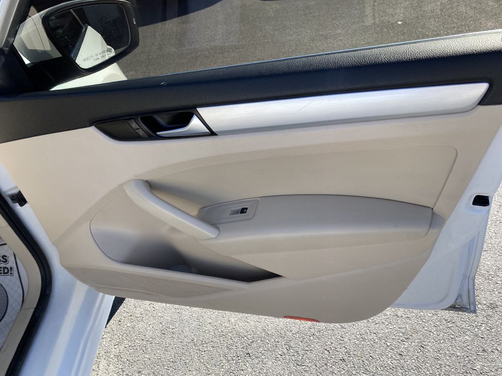 Photo 22 of this VOLKSWAGEN PASSAT