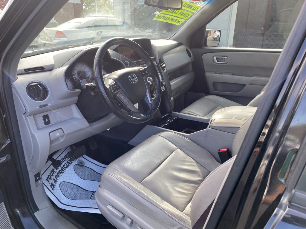Photo 14 of this HONDA PILOT