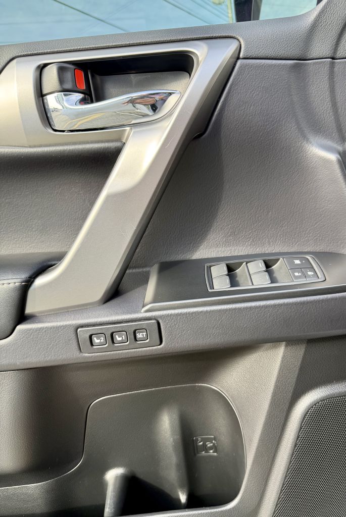 Photo 17 of this LEXUS GX