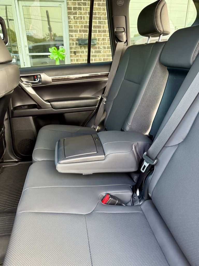 Photo 20 of this LEXUS GX