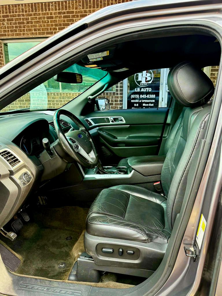 Photo 10 of this FORD EXPLORER