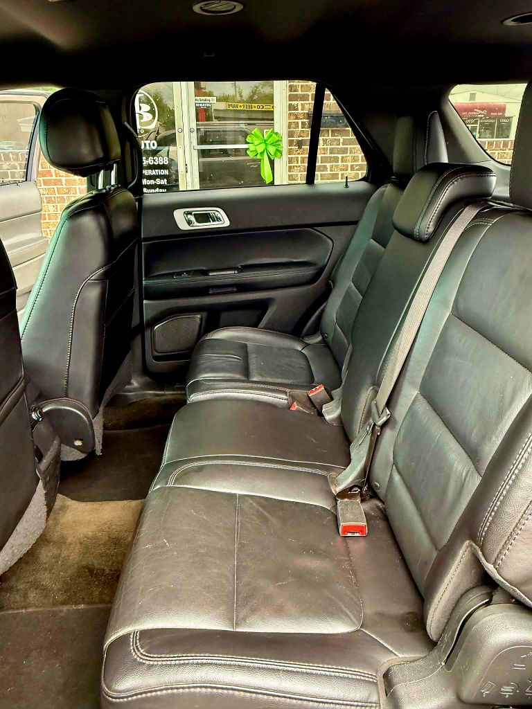 Photo 11 of this FORD EXPLORER