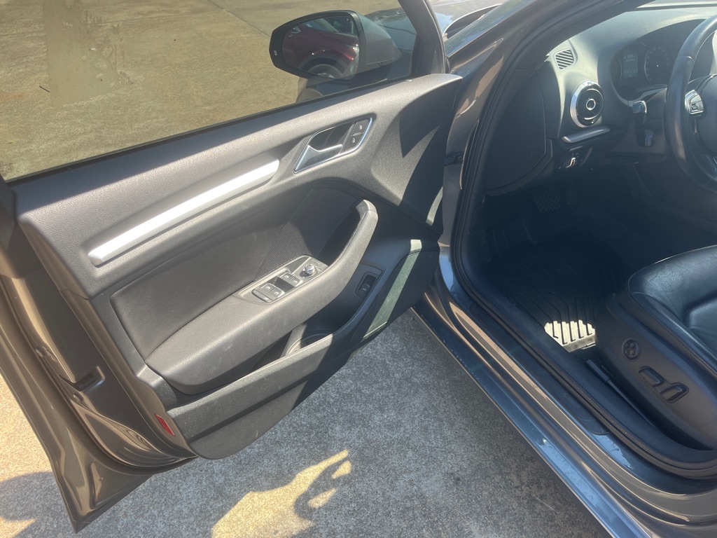 Photo 8 of this AUDI A3