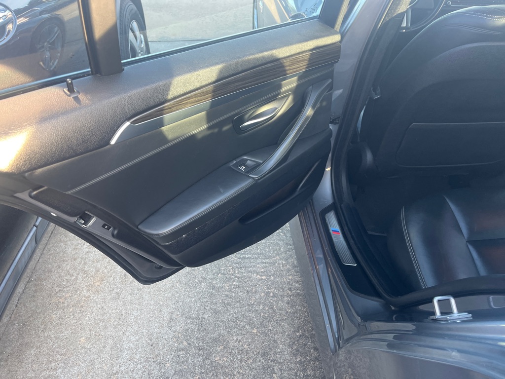 Photo 8 of this BMW 5 SERIES