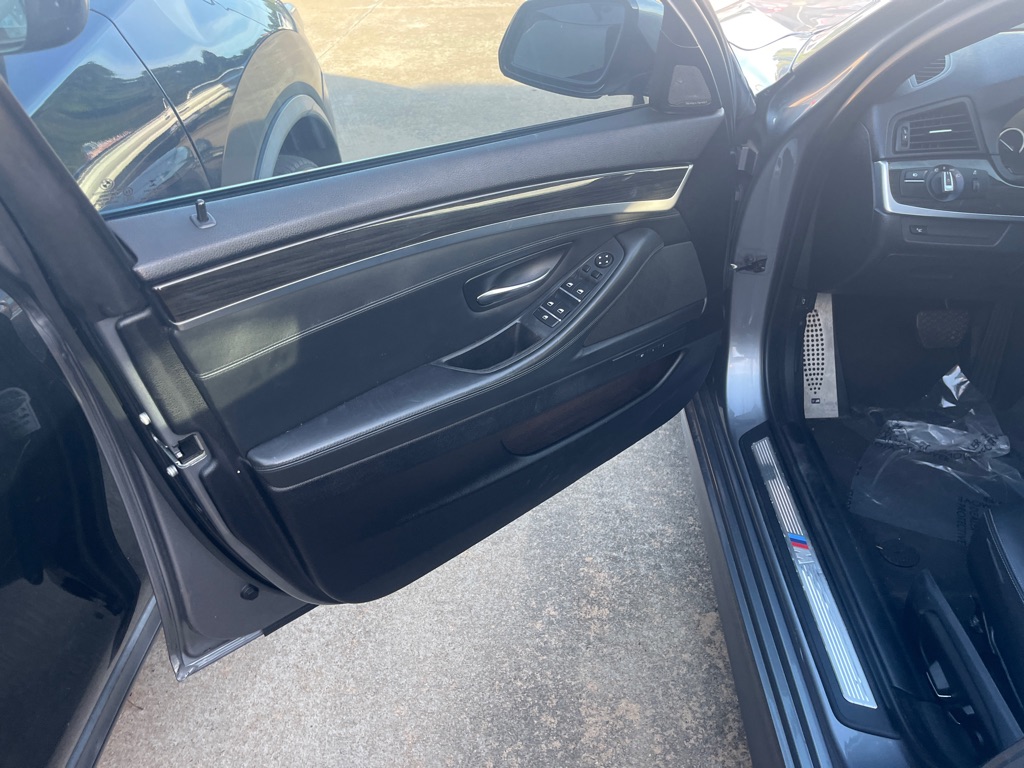 Photo 5 of this BMW 5 SERIES