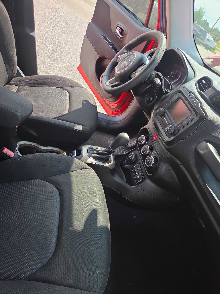 Photo 18 of this JEEP RENEGADE