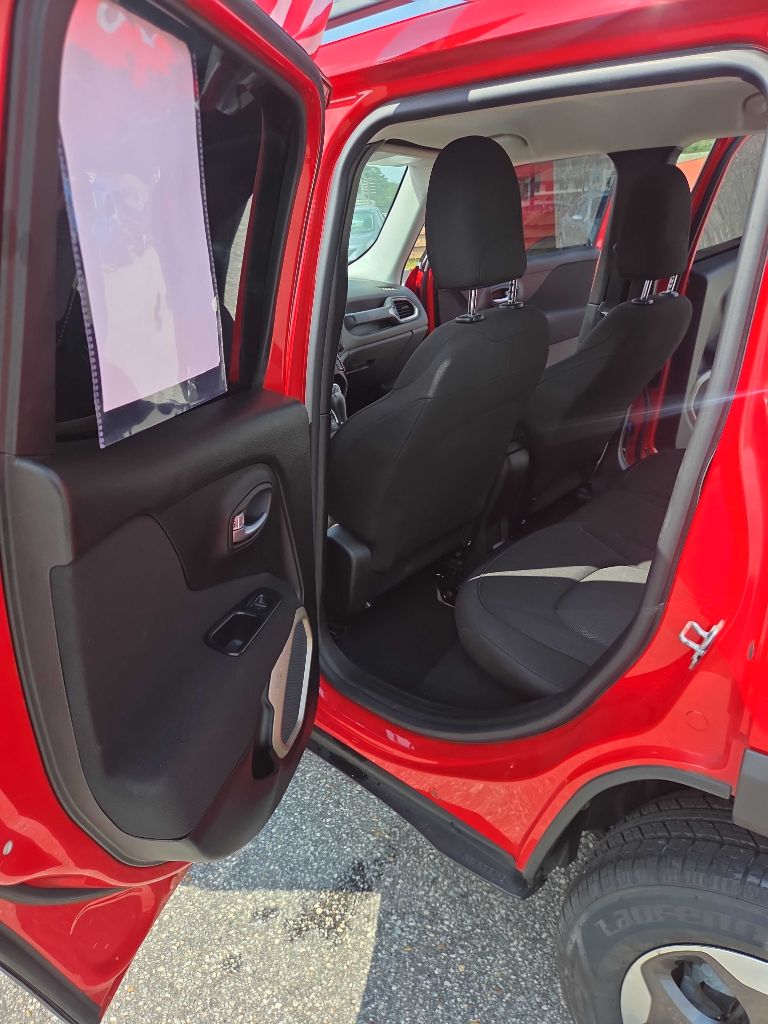 Photo 11 of this JEEP RENEGADE