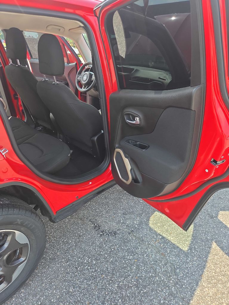 Photo 14 of this JEEP RENEGADE