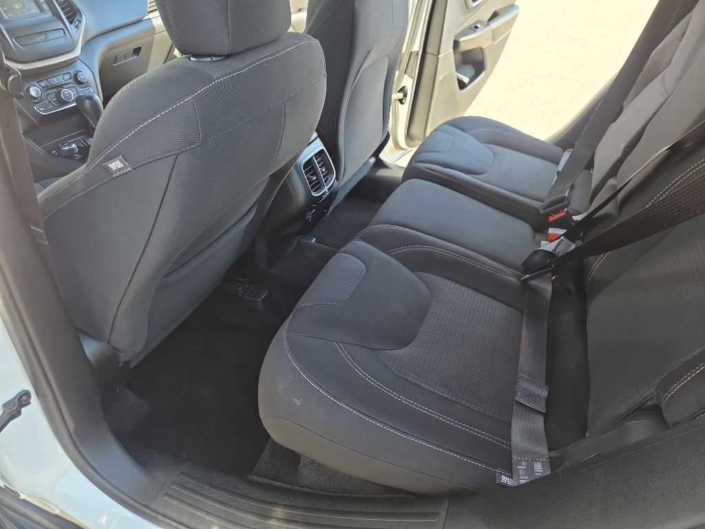Photo 12 of this JEEP CHEROKEE