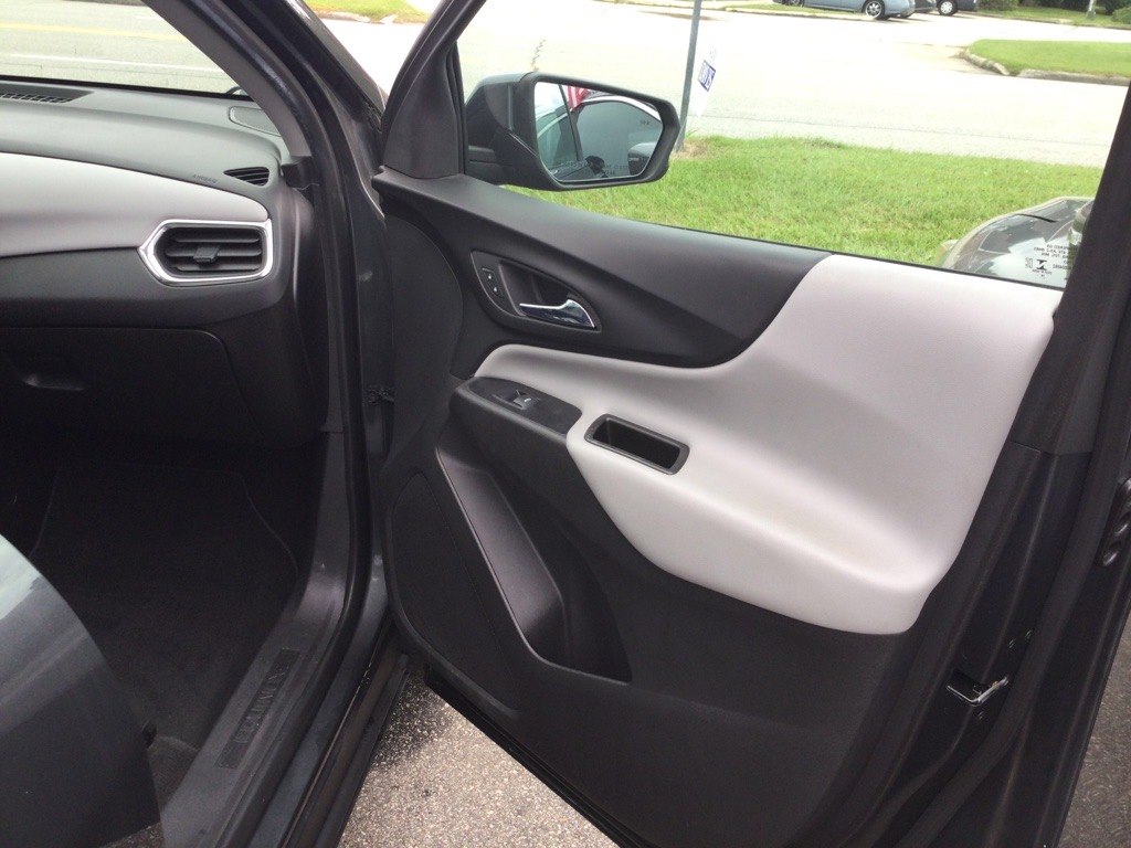 Photo 8 of this CHEVROLET EQUINOX