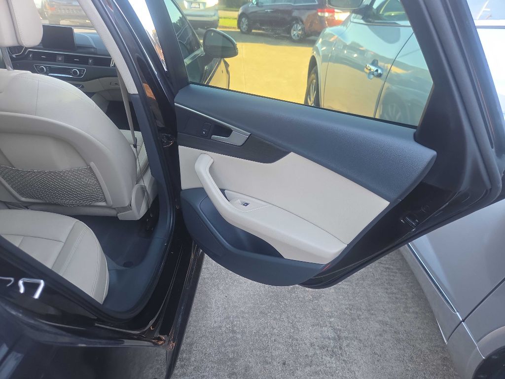 Photo 15 of this AUDI A4