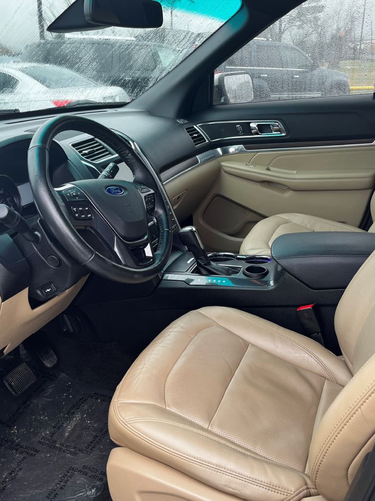 Photo 5 of this FORD EXPLORER