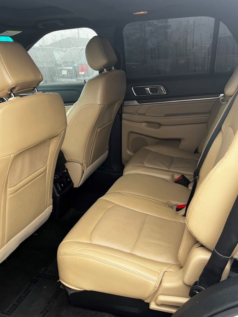 Photo 6 of this FORD EXPLORER