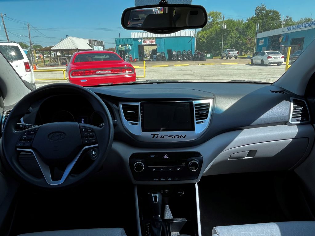 Photo 7 of this HYUNDAI TUCSON